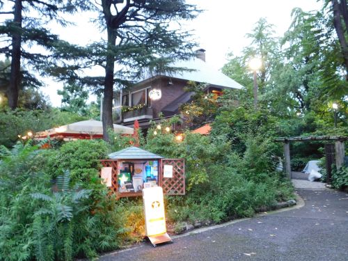 Nette kleine oder auch größere Cafés findet man überall. So auch in der Nähe des Kōkyo Higashi-gyoen.